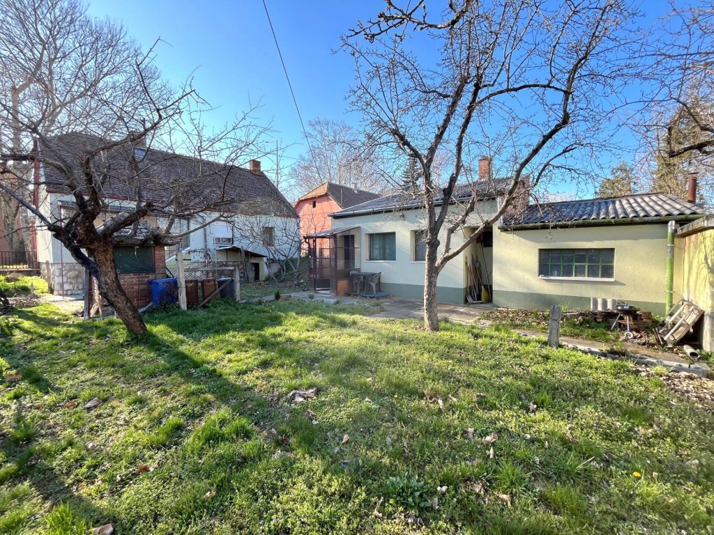 Pécs, Pécsett, a Budai vám mellett, 84 nm-es, 4 szobás, családi ház, különálló, kis lakóházzal eladó.