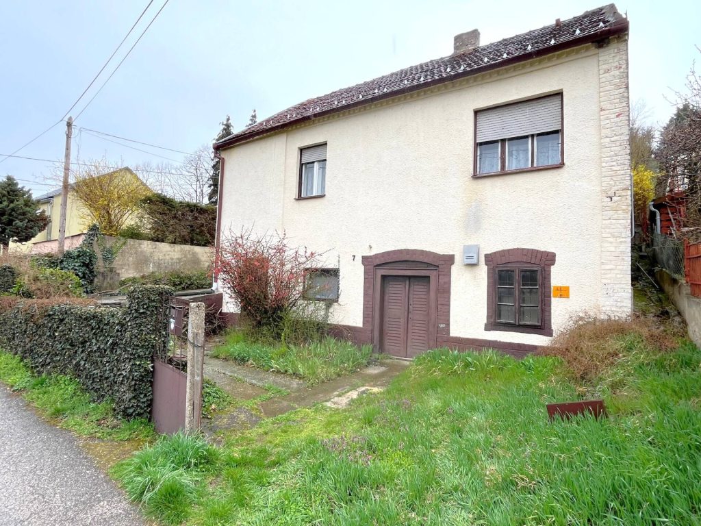 Pécs, Pécsett a Magyarürögi út mellett, kétszintes, 87 nm-es, különálló családi ház eladó.