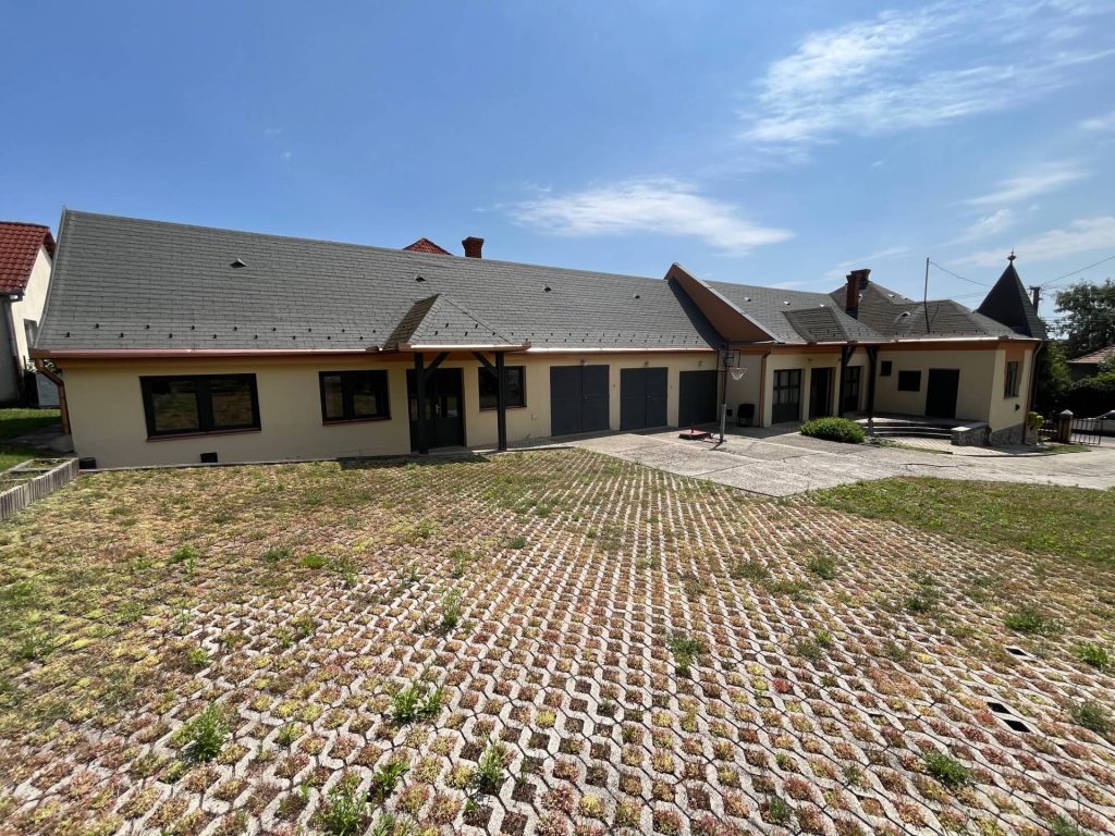 Pécs, Pécs-Egyetemvárosban, a Tiborc utcában, egyszintes, különálló családi ház eladó.