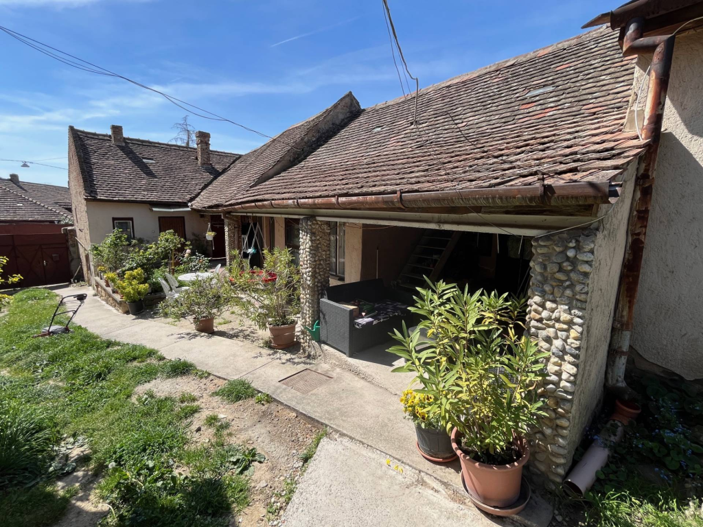 Pécs, Pécs-Belvárosában, az Ágoston Tér mellett, felújítandó családi ház eladó