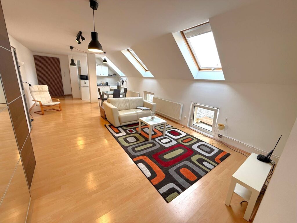 Pécs, Pécs belvárosában, a Ferencesek utcájában, felújított, 1. emeleti, bútorozott és gépesített, klímás lakás kiadó.