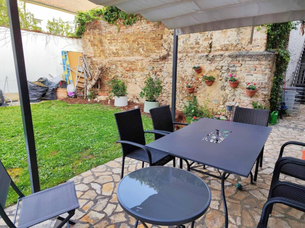 Pécs, Pécs belvárosában, a Ferencesek utcájában, felújított, modern, földszinti, kertkapcsolatos, 100 nm-es, klímás lakás kiadó.