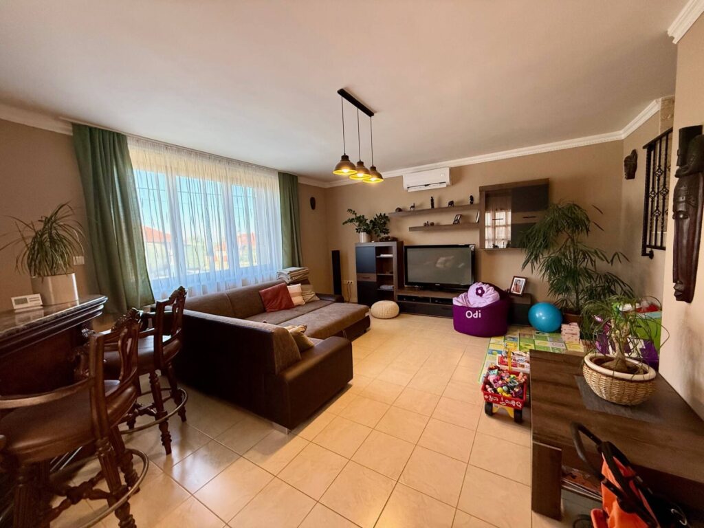 Keszü, Keszüben 2 szintes, dupla garázsos családi ház eladó