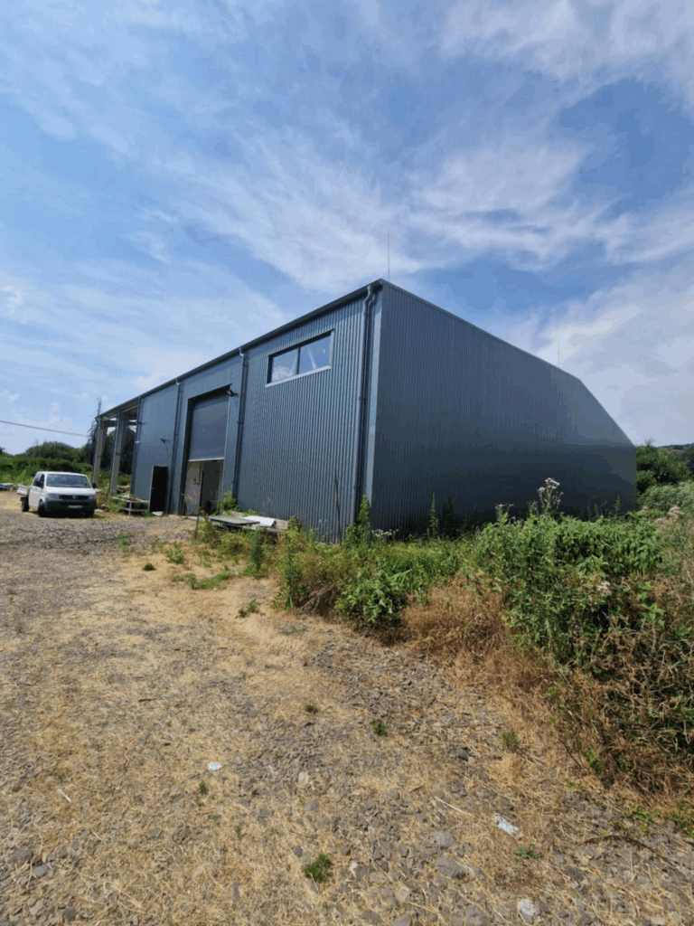 Komló, Komló-Mecsekjánosi eladó ipari csarnok 17224 nm-es telekkel!