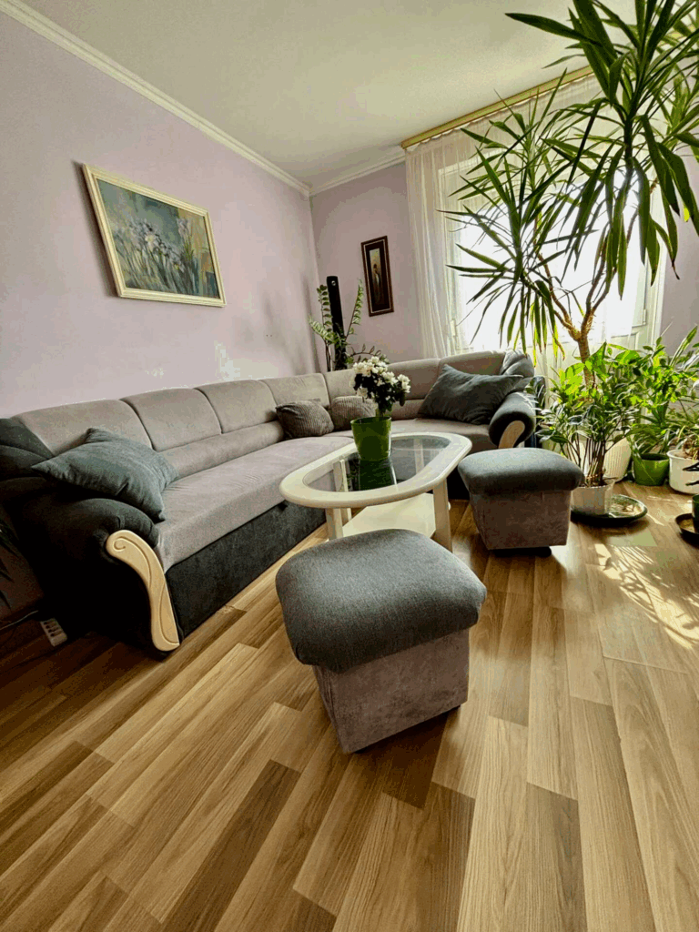 Pécs, Pécs Kertvárosban a Siklósi úton egy 3. emeleti 57 nm-es jó állapotú panellakás ELADÓ