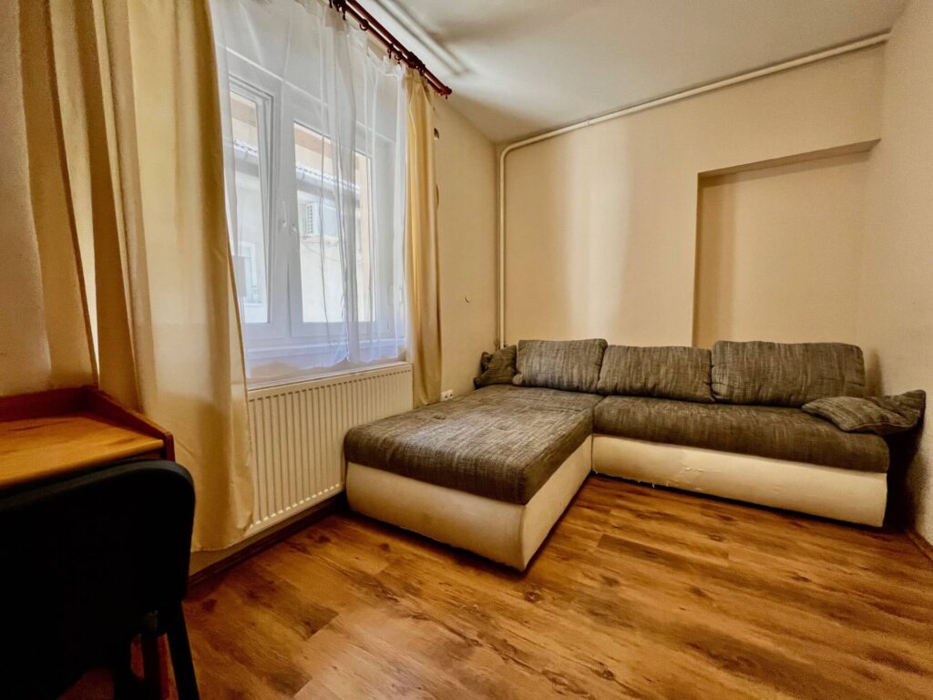 Pécs, Pécs-egyetemvárosban 2 szobás lakás, autóbeállóhellyel eladó