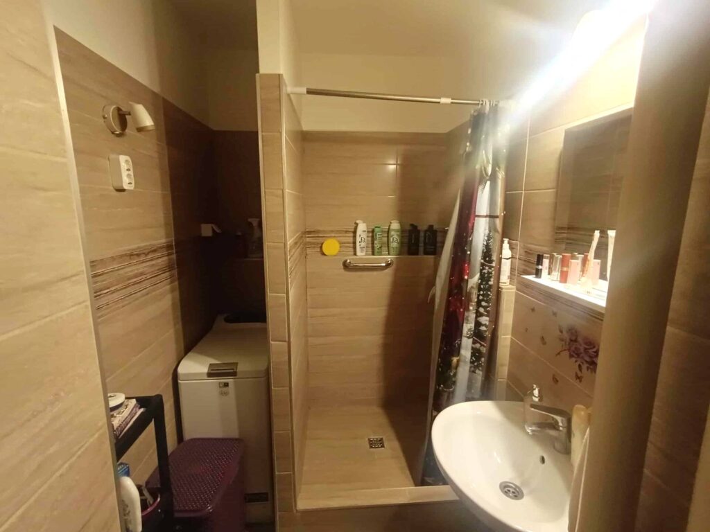 Pécs, Pécsen a Rózsadombi városrészen 2,5 szobás panellakás eladó