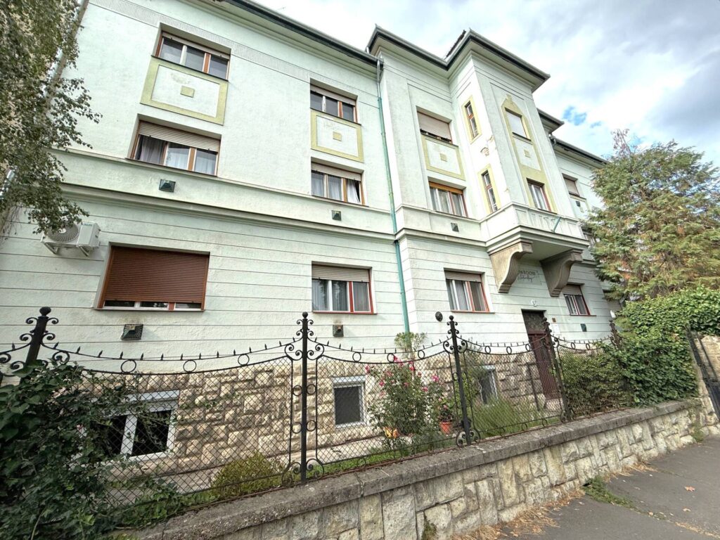 Pécs, Pécsett, a Köztársaság Téren, átlagos állapotú, 94 nm-es, 3 szobás tégla lakás eladó.