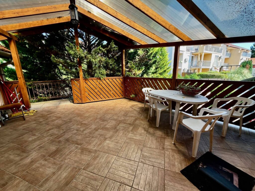 Pécs, Pécs-egyetemvárosban kertkapcsolatos, 5 szobás lakás, autóbeállóhellyel eladó