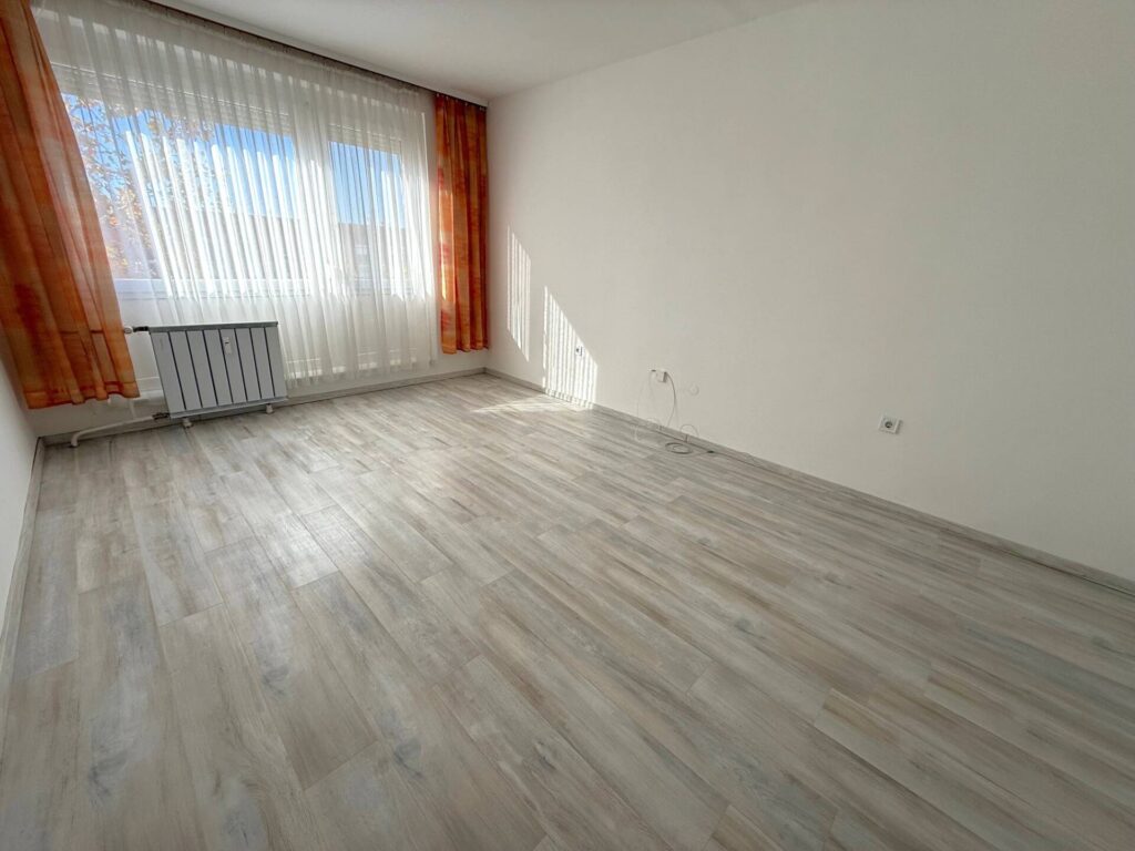 Komló, Komló-Szilvás városrészben, jó állapotú, 39 nm-es, 1,5 szobás, 10/4. emeleti lakás eladó.