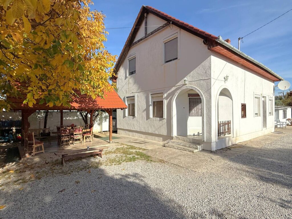 Pécs, Pécs-Nagyárpád városrészen, 140 nm-es, kétszintes, tégla családi ház, külön kis házzal eladó