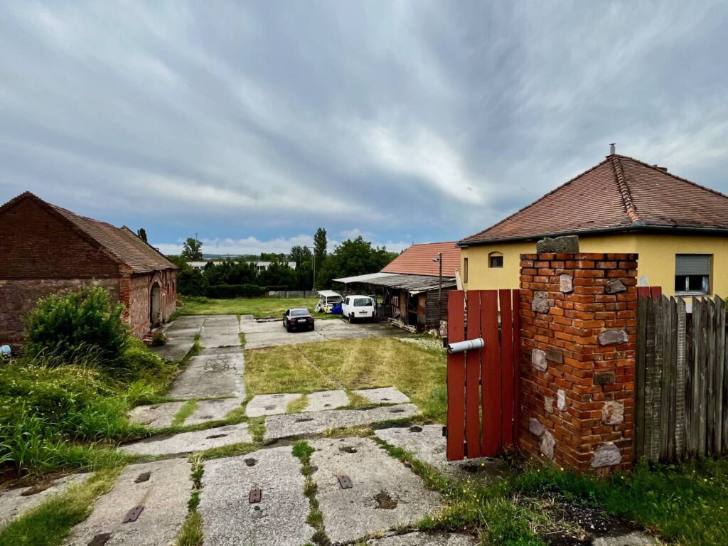 Pécs, Pécs, Szentlőrinci úton iparterület műhellyel kiadó