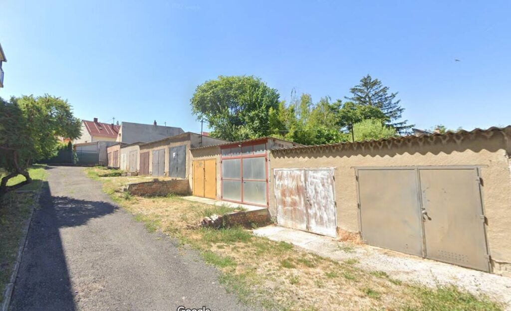 Pécs, Pécs-Ledinán, jó állapotú, 17 nm-es garázs eladó