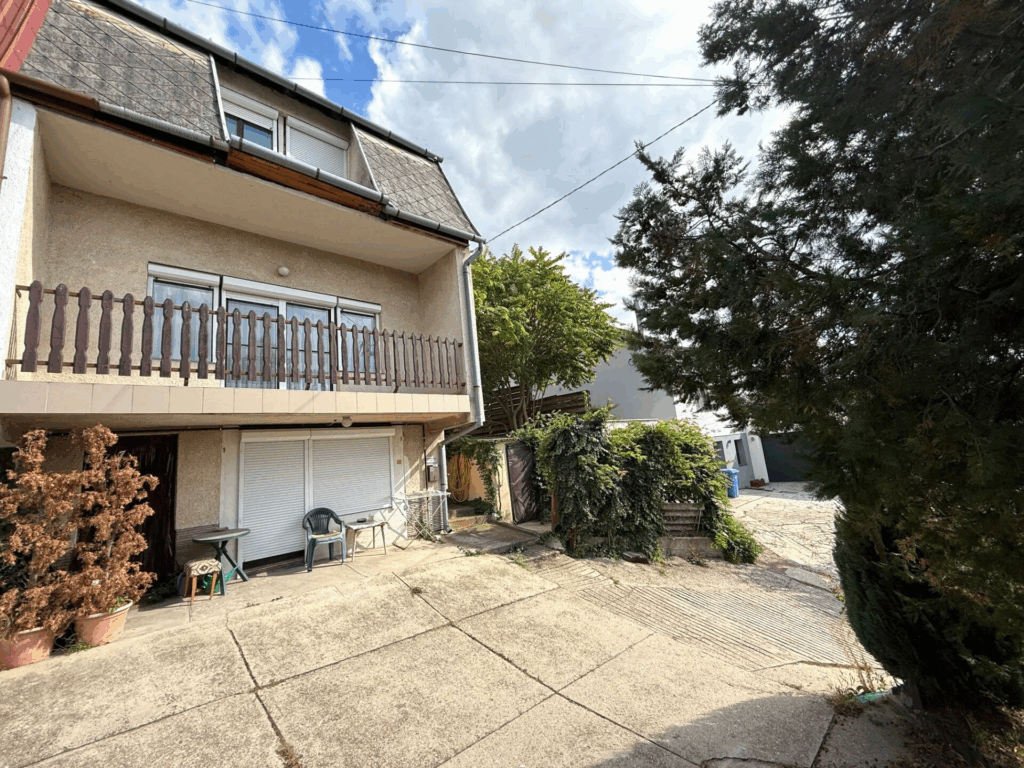 Pécs, Pécsett, a Magyarürögi út elején, csendes mellékutcában, 167 nm-es, 3 szintes ikerház eladó