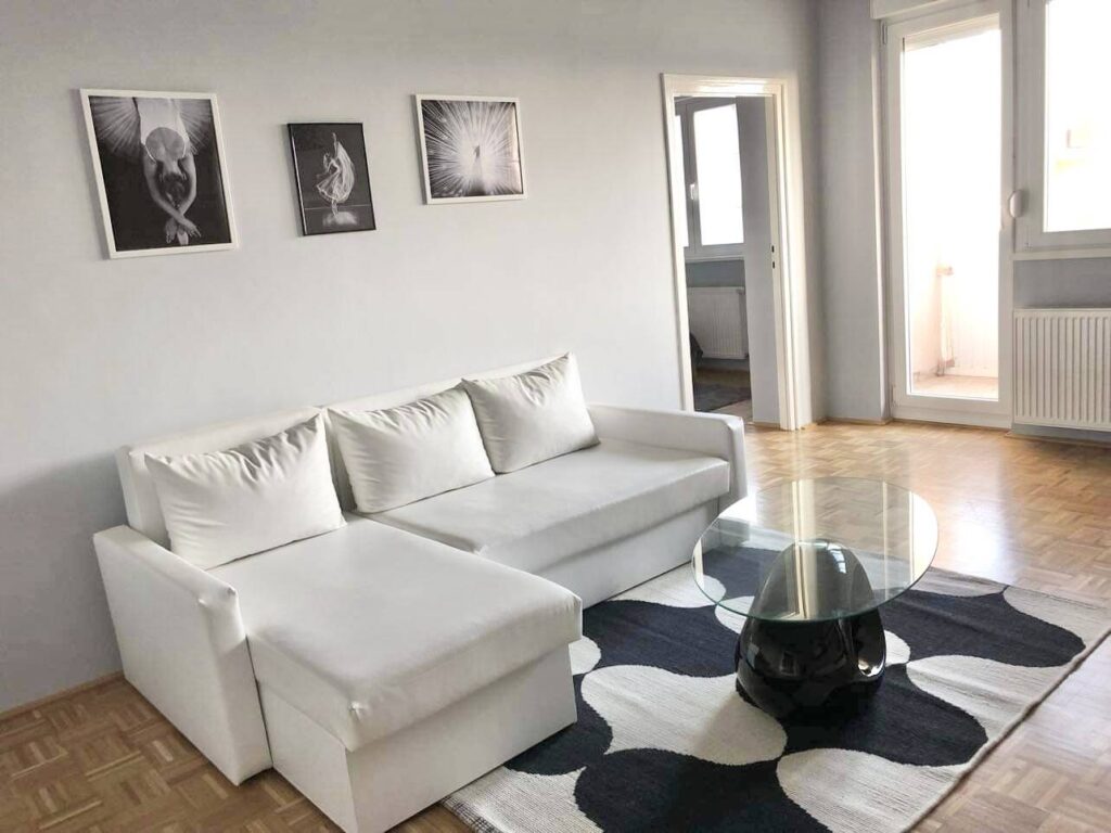 Pécs, Uránváros központi részén szépen karbantartott tégla lakás ELADÓ