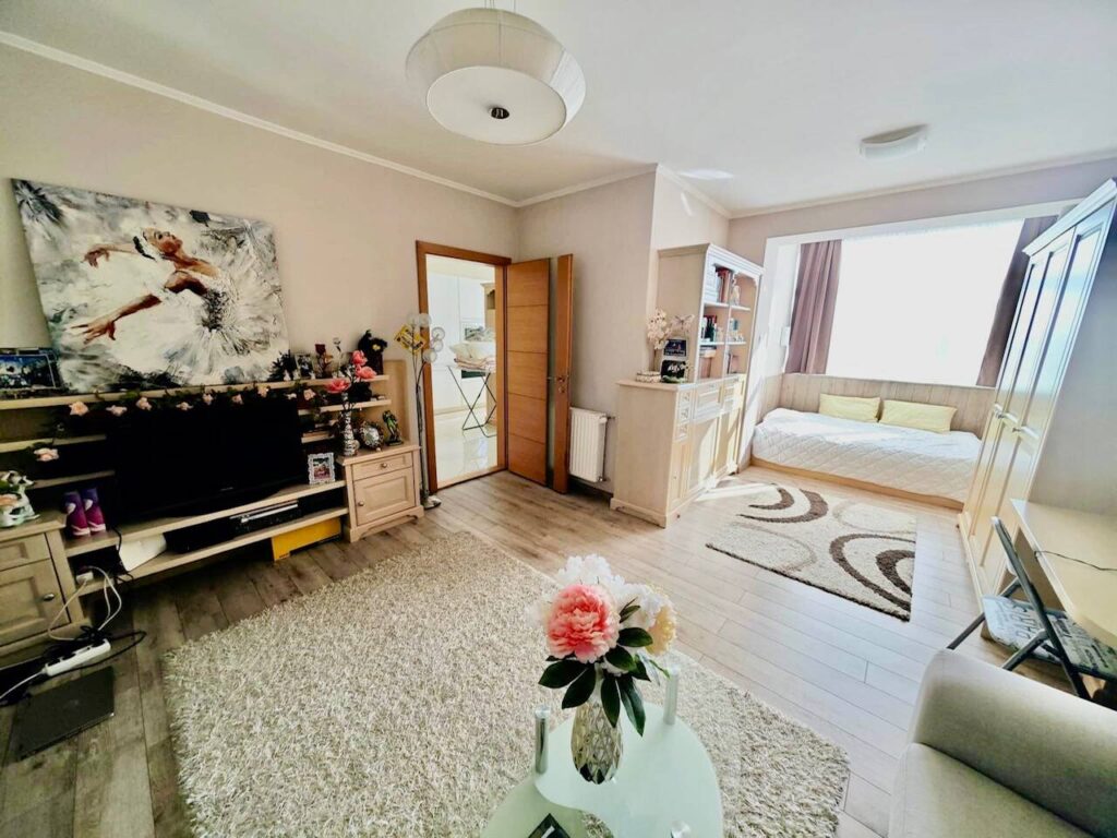 Pécs, Pécs-belvárosban felújított, napfényes lakás eladó